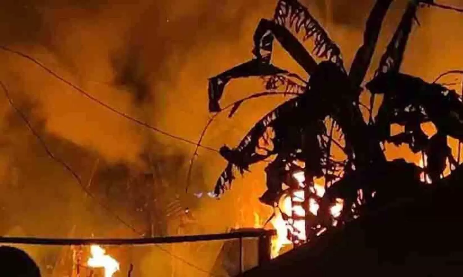 ഗ്യാസ് സിലിണ്ടർ പൊട്ടിത്തെറിച്ച് വൻ തീപിടിത്തം; കൊല്ലത്ത് മൂന്ന് വീടുകൾ കത്തിനശിച്ചു