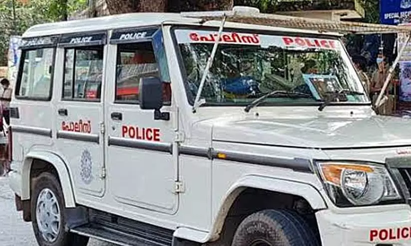 തൃശൂരിൽ തിയറ്റർ നടത്തിപ്പുകാരനും ഡ്രൈവർക്കും വെട്ടേറ്റു, ക്വട്ടേഷൻ ആക്രമണമെന്ന് സൂചന തൃശൂരിൽ തിയറ്റർ നടത്തിപ്പുകാരനും ഡ്രൈവർക്കും വെട്ടേറ്റു, ക്വട്ടേഷൻ ആക്രമണമെന്ന് സൂചന