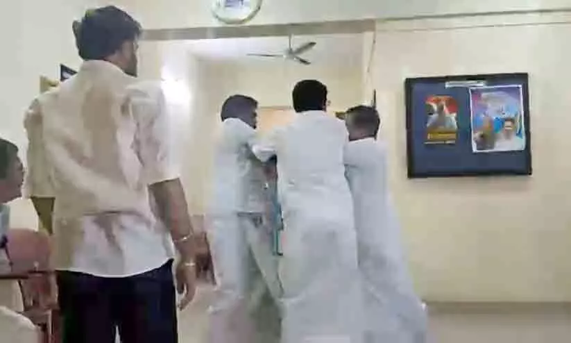 കാസർകോട് ഡി.സി.സി ഓഫിസിലെ കൂട്ടത്തല്ല്; വാർത്ത മാധ്യമങ്ങൾക്ക് നൽകിയ നേതാവിന് സസ്പെൻഷൻ, നിസ്സാര സംഭവങ്ങൾ മാധ്യമങ്ങളെ അറിയിച്ച് അപകീർത്തിപ്പെടുത്തി കാസർകോട് ഡി.സി.സി ഓഫിസിലെ കൂട്ടത്തല്ല്; വാർത്ത മാധ്യമങ്ങൾക്ക് നൽകിയ നേതാവിന് സസ്പെൻഷൻ, നിസ്സാര സംഭവങ്ങൾ മാധ്യമങ്ങളെ അറിയിച്ച് അപകീർത്തിപ്പെടുത്തി