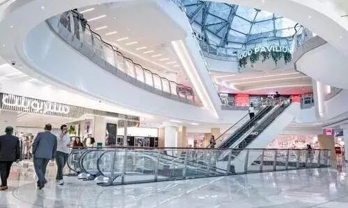 പു​തു​മോ​ടി​യി​ൽ ബു​ർ​ജ്​​മാ​ൻ മാ​ൾ