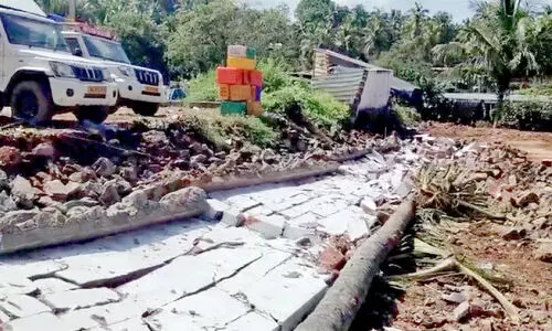 സ്വകാര്യ സ്ഥലത്തെ നിർമാണ പ്രവൃത്തി വിനയായി; കൊണ്ടോട്ടി മത്സ്യ മൊത്ത വിതരണ മാര്‍ക്കറ്റിന്റെ ചുറ്റുമതില്‍ തകര്‍ന്നു