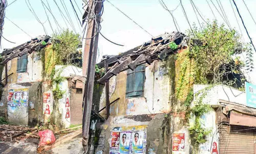 മട്ടാഞ്ചേരി ബസാറിലെ പൗരാണിക കെട്ടിടത്തിന്‍റെ മേൽക്കൂര തകർന്നുവീണു
