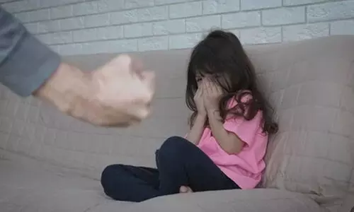 നാലുവയസ്സുകാരിയെ ചട്ടുകം ചൂടാക്കി പൊള്ളിച്ച സംഭവം; കുട്ടിയുടെ പിതാവിനെ മരട് പൊലീസ് ചോദ്യംചെയ്തു നാലുവയസ്സുകാരിയെ ചട്ടുകം ചൂടാക്കി പൊള്ളിച്ച സംഭവം; കുട്ടിയുടെ പിതാവിനെ മരട് പൊലീസ് ചോദ്യംചെയ്തു