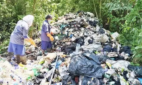 റെയിൽവേ മാലിന്യം യൂനിവേഴ്സിറ്റി കാമ്പസിൽ