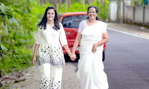 സ്ഥാനാർഥി കുപ്പായമണിഞ്ഞ് അമ്മയും മകളും