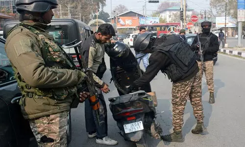 ഡൽഹി സ്ഫോടനത്തിനു പിന്നാലെ   കശ്മീരി വിദ്യാർഥികളെ ഒന്നടങ്കം ഭീകരവാദ സംശയത്തിന്റെ നിഴലിലാഴ്ത്തുന്നു