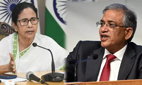 താങ്ങാനാവാത്ത ഭാരത്താൽ ബി‌.എൽ‌.ഒമാർ തകർന്നുകൊണ്ടിരിക്കുന്നു;  ആസൂത്രിതമല്ലാത്തതും അപകടകരവുമായ എസ്‌.ഐ.ആർ നിർത്താൻ തെരഞ്ഞെടുപ്പ് കമീഷന് കത്തെഴുതി മമത