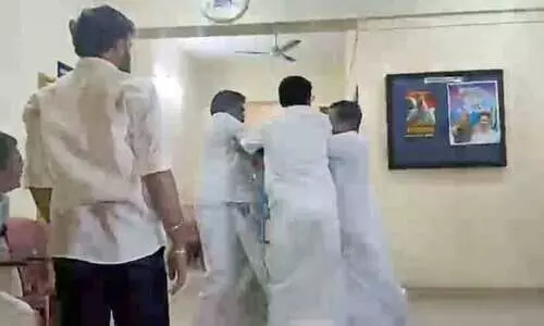 കാസർകോട്‌ ഡി.സി.സി ഓഫിസിലെ കൂട്ടത്തല്ല്; വാർത്ത മാധ്യമങ്ങൾക്ക് നൽകിയ നേതാവിന് സസ്‌പെൻഷൻ, നിസ്സാര സംഭവങ്ങൾ മാധ്യമങ്ങളെ അറിയിച്ച് അപകീർത്തിപ്പെടുത്തി