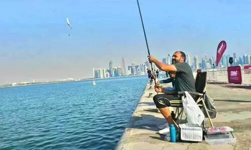 ദോഹ കോർണിഷിൽ അയാൾ ധ്യാനനിശ്ശബ്ദതയിലാണ്