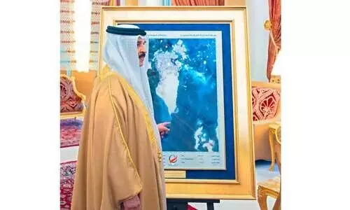 ‘അ​ൽ മു​ൻ​ദി​ർ’ പ​ക​ർ​ത്തി​യ സ​മ്പൂ​ർ​ണ ചി​ത്രം ഹ​മ​ദ് രാ​ജാ​വി​ന് സ​മ​ർ​പ്പി​ച്ചു