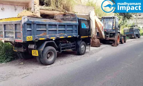 അനധികൃത മണ്ണ് ഖനനം: ടിപ്പർ ലോറിയും മണ്ണുമാന്തി യന്ത്രവും പിടികൂടി