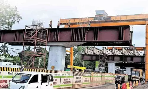 ഉയരപ്പാത നിർമാണ മേഖലയിലെ അപകടം: കരുതൽ നടപടികളുമായി അധികൃതർ ഉയരപ്പാത നിർമാണ മേഖലയിലെ അപകടം: കരുതൽ നടപടികളുമായി അധികൃതർ