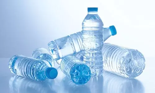 സുരക്ഷിതമെന്ന്​ കരുതി ജനം കുടിക്കുന്ന കുപ്പിവെള്ളത്തിൽ പ്ലാസ്റ്റിക്​ അംശം: ഫുഡ്​​ സേഫ്​ടി  അതോറിറ്റി തീരുമാനമെടുക്കണ​മെന്ന്​ ഹൈകോടതി