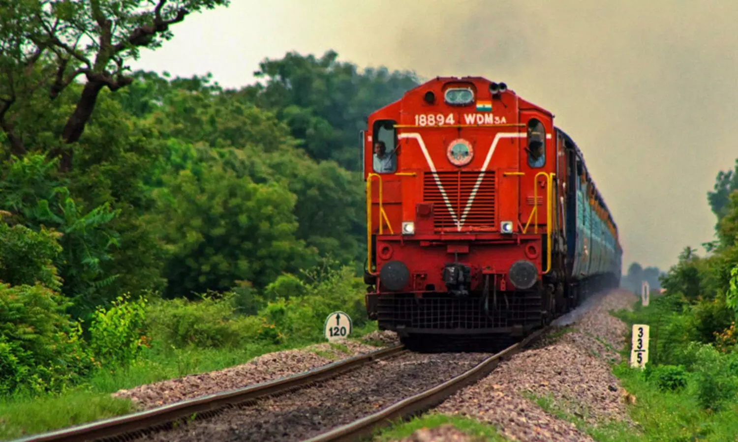 വരുന്നത് ഏറ്റവും വലിയ സ്വകാര്യവത്കരണം; 2.5 ലക്ഷം കോടിയുടെ ആസ്തി വിൽക്കാൻ ഒരുങ്ങി റെയിൽവേ