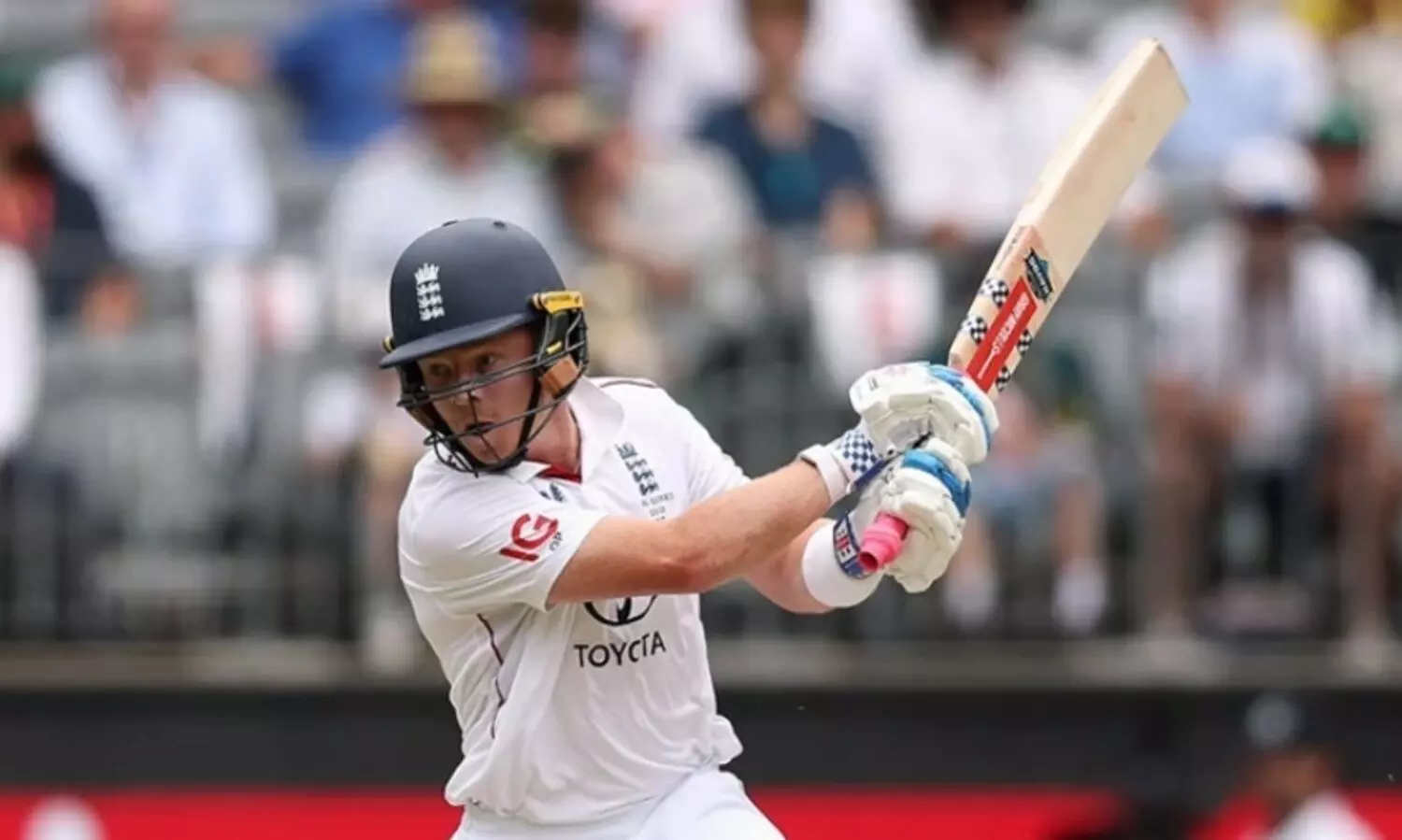 ആസ്ട്രേലിയ 132ന് പുറത്ത്, ലീഡുയർത്തി ഇംഗ്ലണ്ട്; പെർത്തിൽ ചാരമാകുമോ മൈറ്റി ഓസീസ്?