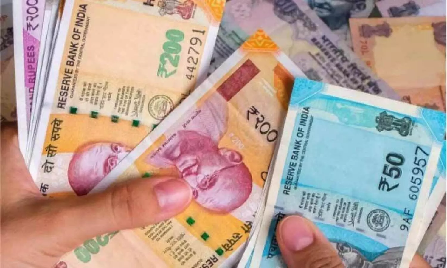 രൂ​പ​ക്ക് വ​ലി​യ മൂ​ല്യന​ഷ്ടം; ദീ​നാ​റി​ന്റെ ഉ​യ​ർ​ച്ച