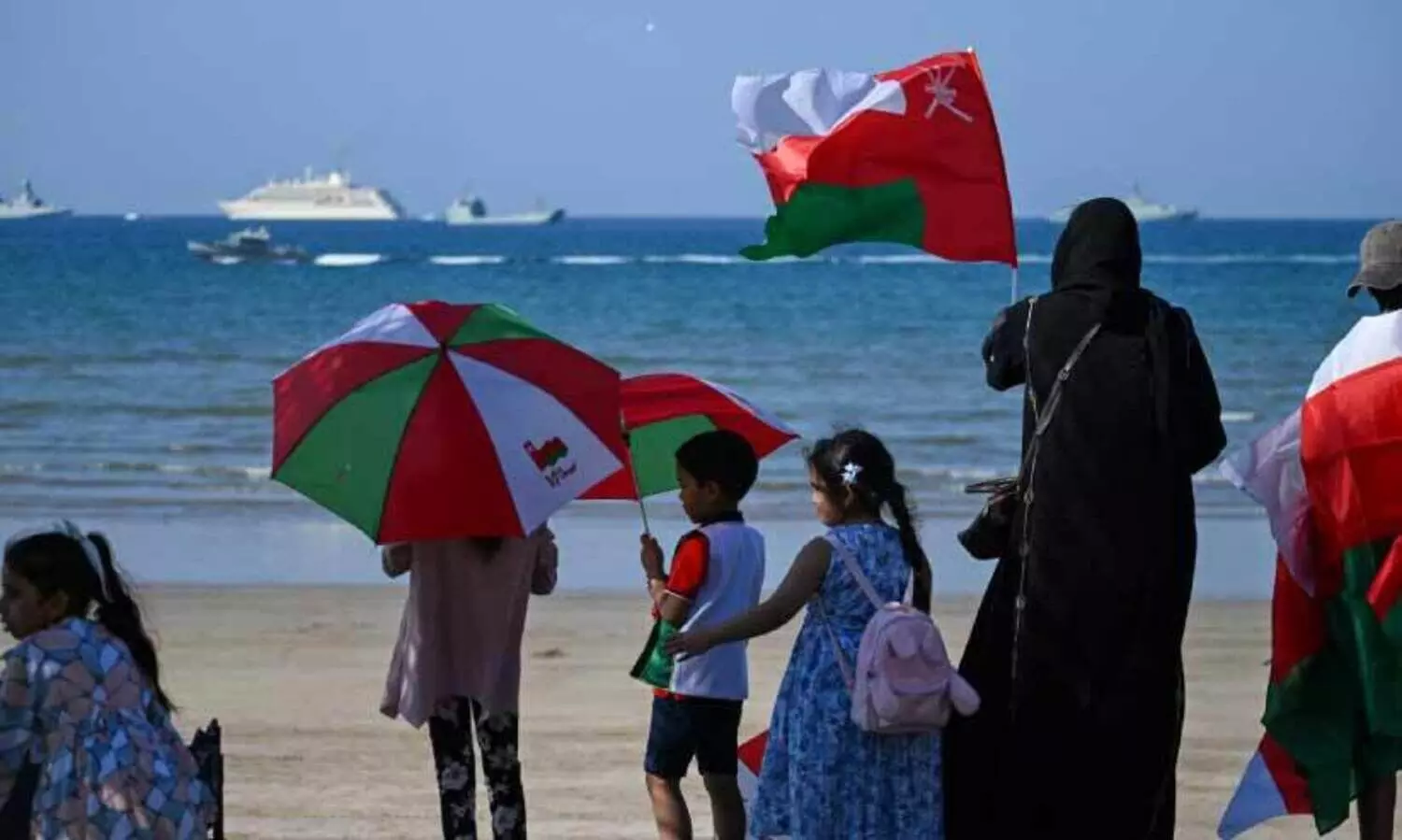 ഖു​റ​മി​ലേ​ക്കൊ​ഴു​കി ജ​നം; ക​ട​ലി​ൽ നി​ര​ന്ന് പ​ട​ക്ക​പ്പ​ലു​ക​ൾ