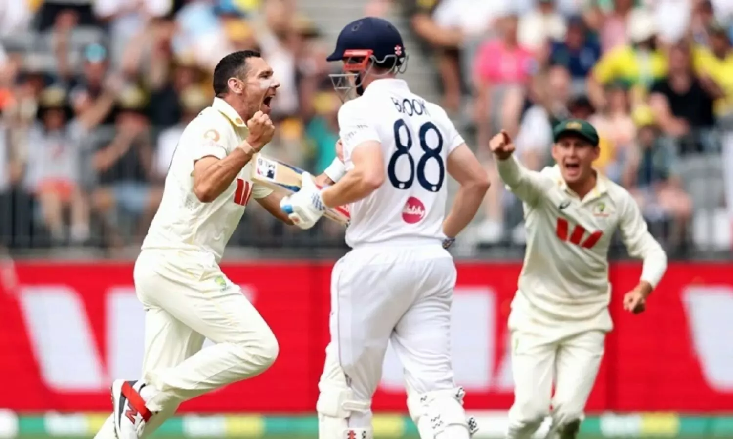 സ്റ്റാർക്കിന് 10 വിക്കറ്റ് നേട്ടം, ഇംഗ്ലണ്ട് 164ന് പുറത്ത്; ഓസീസിന് 205 റൺസ് വിജയലക്ഷ്യം