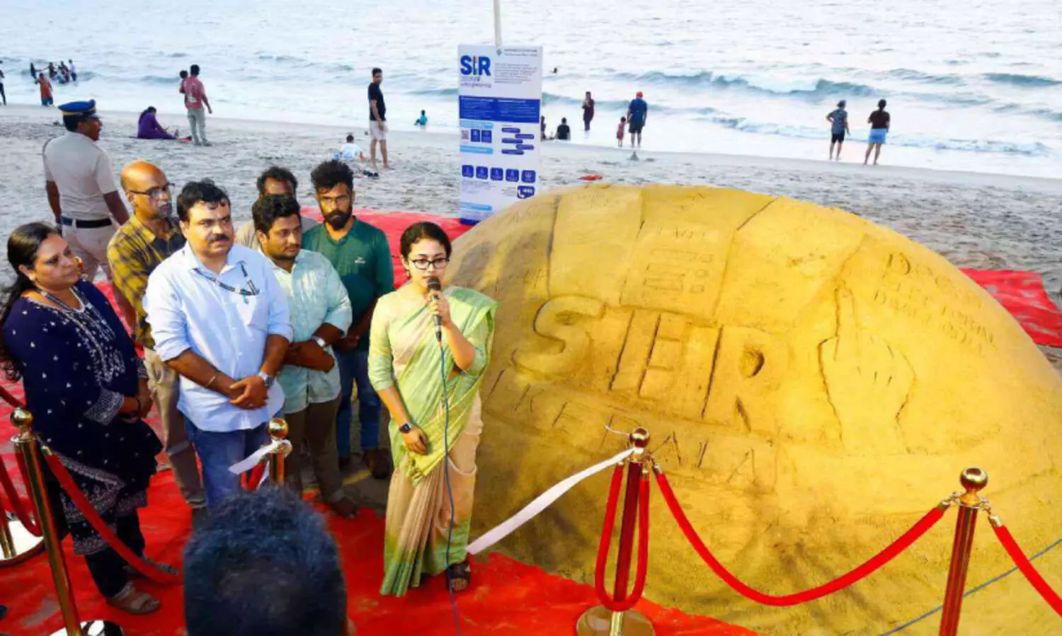 ജനകീയമായി എസ്.ഐ.ആർ; ചെറായി തീരത്തെ മണൽശിൽപം ശ്രദ്ധേയമായി