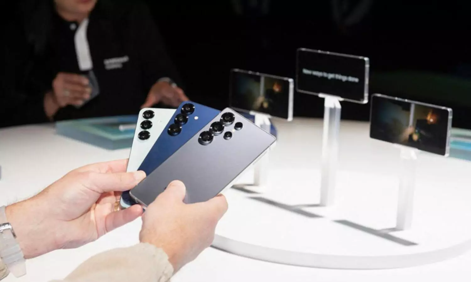 ചിപ്പുകൾക്ക് ക്ഷാമം; സ്മാർട്ട് ഫോൺ, ലാപ്ടോപ് വില കുതിച്ചുയരുന്നു