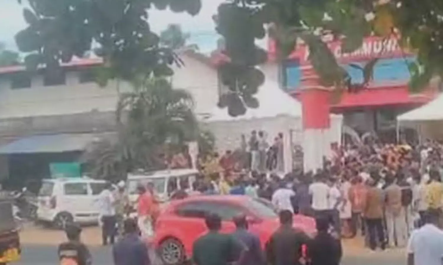 വരന്‍റെ കൂട്ടുകാർ റോഡ് ബ്ലോക്കാക്കി, നാട്ടുകാർ ചോദ്യം ചെയ്തതോടെ കല്ലേറ്; വിവാഹസൽക്കാരത്തിൽ സംഘർഷം; സംഭവം തൃശൂരിൽ