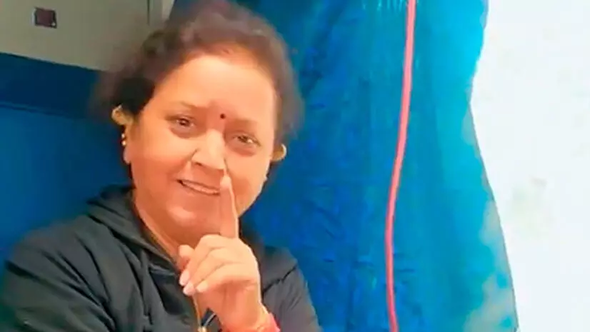 ട്രെയിന്റെ എ.സി കോച്ചിൽ കെറ്റിൽ കൊണ്ട് നൂഡിൽസ് ഉണ്ടാക്കി വീഡിയോ ഇട്ട സ്ത്രീക്ക് പിടിവീണു; റെയിൽവേ കേസെടുക്കും ട്രെയിന്റെ എ.സി കോച്ചിൽ കെറ്റിൽ കൊണ്ട് നൂഡിൽസ് ഉണ്ടാക്കി വീഡിയോ ഇട്ട സ്ത്രീക്ക് പിടിവീണു; റെയിൽവേ കേസെടുക്കും