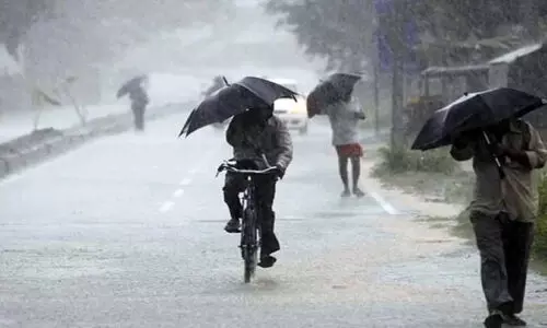 തെക്കൻ ജില്ലകളിൽ ശ​ക്​​ത​മാ​യ മഴക്ക് സാധ്യത, തി​ങ്ക​ളാ​ഴ്​​ച​ വ​രെ ഇടിമി​ന്ന​ലുണ്ടാകാം; ശബരിമല സന്നിധാനത്തും മഴക്ക് സാധ്യത
