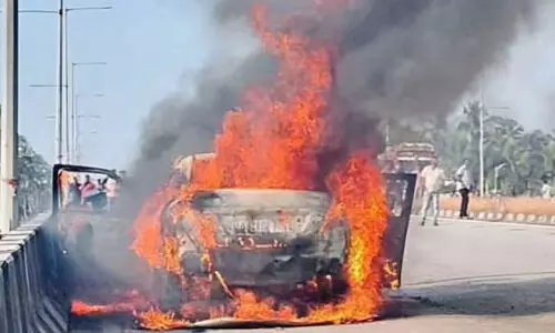 ഓ​ടു​ന്ന കാ​റി​ന് തീ​പി​ടി​ച്ചു; ആ​ള​പാ​യ​മി​ല്ല