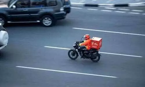 മു​ഹ​റ​ഖി​ൽ ഡെ​ലി​വ​റി റൈ​ഡ​ർ​മാ​ർ​ക്ക് ക​ടി​ഞ്ഞാ​ൺ ക​ർ​ശ​ന പ​രി​ശോ​ധ​ന​ക​ൾ​ക്ക് ആ​വ​ശ്യം