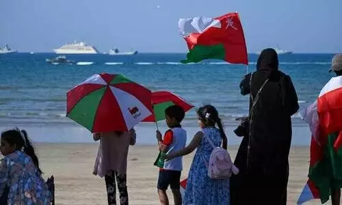 ഖു​റ​മി​ലേ​ക്കൊ​ഴു​കി ജ​നം; ക​ട​ലി​ൽ നി​ര​ന്ന് പ​ട​ക്ക​പ്പ​ലു​ക​ൾ