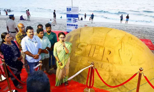 ജനകീയമായി എസ്.ഐ.ആർ; ചെറായി തീരത്തെ മണൽശിൽപം ശ്രദ്ധേയമായി