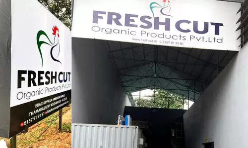 ഇ​രു​തു​ള്ളി പു​ഴ​യി​ലെ  പ​ല​തു​ള്ളി മാ​ലി​ന്യം