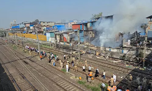 മുംബൈയിൽ ധാരാവിയിലെ റെയി​ൽവെ സ്റ്റേഷന് സമീപം വൻ തീപിടുത്തം; ഹാർബർ ലൈൻ ട്രെയിൻ സർവിസുകൾ നിർത്തിവെച്ചു