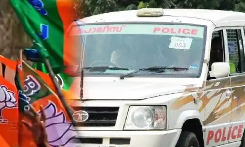 ബി.ജെ.പി സ്ഥാനാർഥിക്കൊപ്പം വോട്ട് ചോദിച്ചെത്തിയ പ്രവർത്തകൻ വീട്ടമ്മയെ കയറിപ്പിടിച്ചെന്ന് പരാതി ബി.ജെ.പി സ്ഥാനാർഥിക്കൊപ്പം വോട്ട് ചോദിച്ചെത്തിയ പ്രവർത്തകൻ വീട്ടമ്മയെ കയറിപ്പിടിച്ചെന്ന് പരാതി