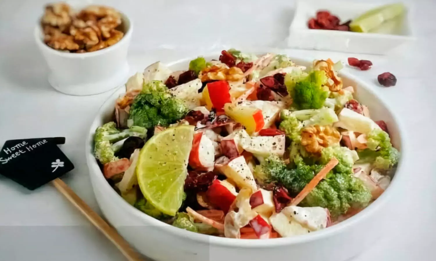 ആ​പ്പി​ൾ ബ്രോ​ക്കോ​ളി; ഒ​രു ഹെ​ൽ​ത്തി സാ​ല​ഡ്