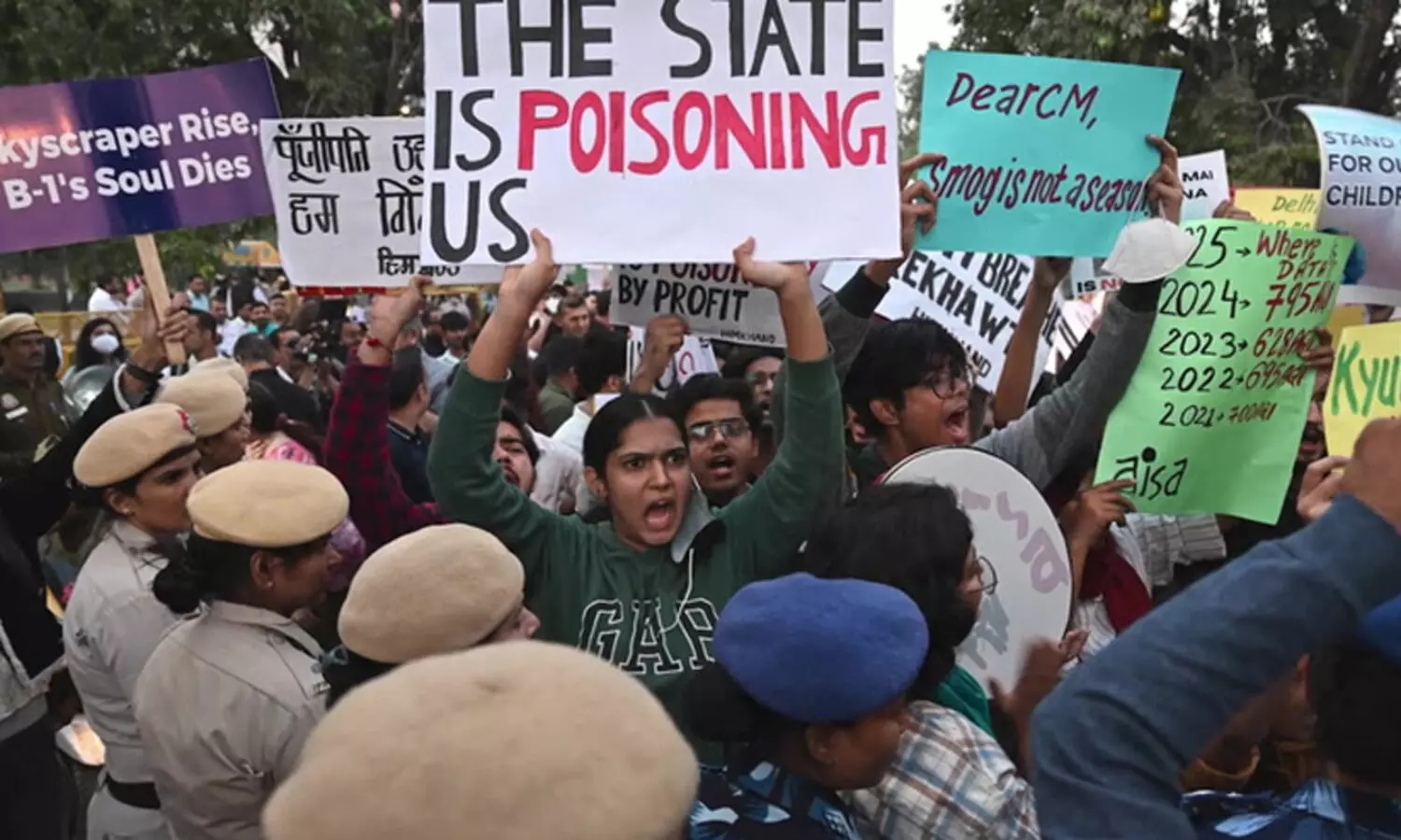 ‘ഓരോ ശ്വാസവും കാൻസറിലേക്ക് ഒരു ചുവട് അടുപ്പിക്കുന്നു; പുകവലിക്കുന്നവരുടെ ശ്വാസകോശവുമായി കുട്ടികൾ ജനിക്കുന്നു’;   വിഷവായുവിൽ സഹികെട്ട് തെരുവിലിറങ്ങി ഡൽഹിക്കാർ