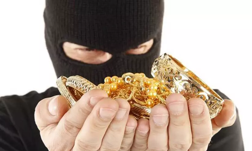 ബംഗളൂരു ബസ് യാത്രക്കാരിയുടെ 14 ലക്ഷത്തിന്റെ ആഭരണം മോഷ്ടിച്ചു ബംഗളൂരു ബസ് യാത്രക്കാരിയുടെ 14 ലക്ഷത്തിന്റെ ആഭരണം മോഷ്ടിച്ചു