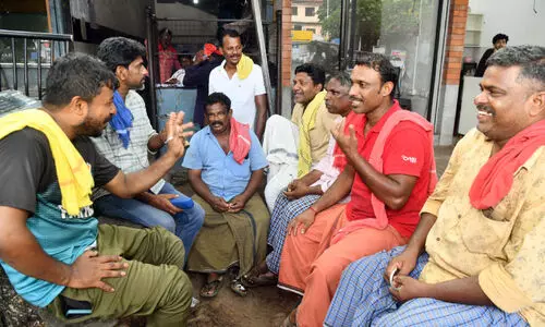 തട്ടുണരും മുമ്പേ അങ്കം മുറുകി വലിയങ്ങാടി