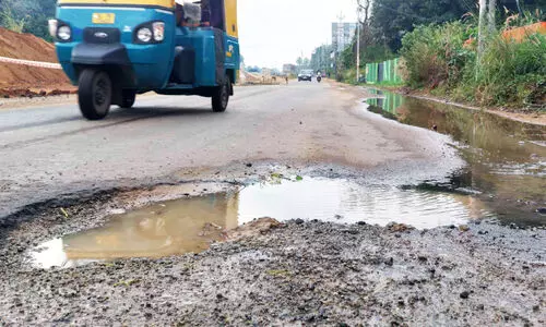 ദേശീയപാതയിൽ പൈപ്പ് പൊട്ടി ആഴ്ചകളായി കുടിവെള്ളം പാഴാകുന്നു ദേശീയപാതയിൽ പൈപ്പ് പൊട്ടി ആഴ്ചകളായി കുടിവെള്ളം പാഴാകുന്നു
