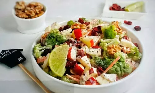 ആ​പ്പി​ൾ ബ്രോ​ക്കോ​ളി; ഒ​രു ഹെ​ൽ​ത്തി സാ​ല​ഡ്