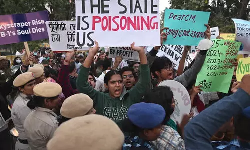 ‘ഓരോ ശ്വാസവും കാൻസറിലേക്ക് ഒരു ചുവട് അടുപ്പിക്കുന്നു; പുകവലിക്കുന്നവരുടെ ശ്വാസകോശവുമായി കുട്ടികൾ ജനിക്കുന്നു’;   വിഷവായുവിൽ സഹികെട്ട് തെരുവിലിറങ്ങി ഡൽഹിക്കാർ