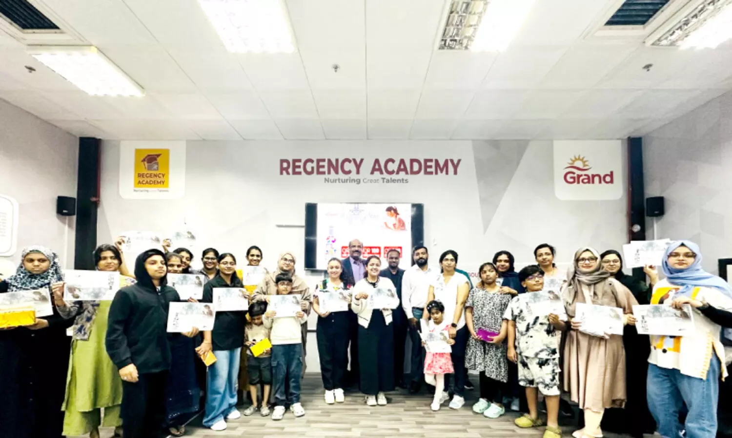 ഗ്രാ​ൻ​ഡ് ഹൈ​പ്പ​ർ​മാ​ർ​ക്ക​റ്റ് ബോ​ട്ടി​ൽ ആ​ർ​ട്ട് വ​ർ​ക്ക്‌​ഷോ​പ് സം​ഘ​ടി​പ്പി​ച്ചു