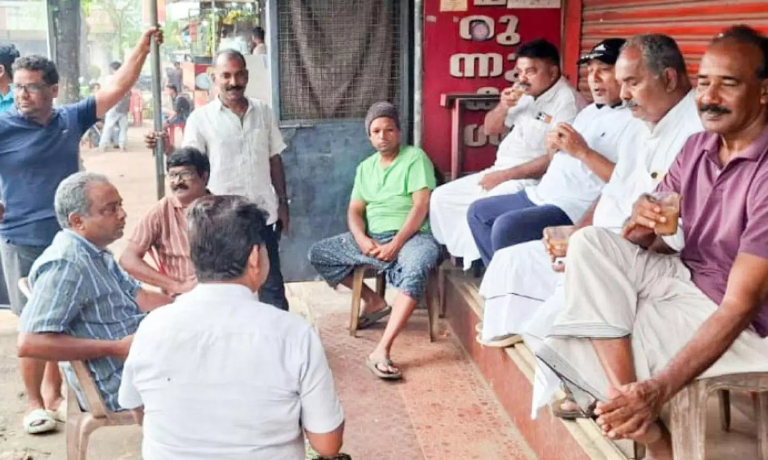 ആ​വി പാ​റു​ന്ന ചാ​യ​ക്കൊ​പ്പം ആ​വേ​ശം ചോ​രാ​തെ...