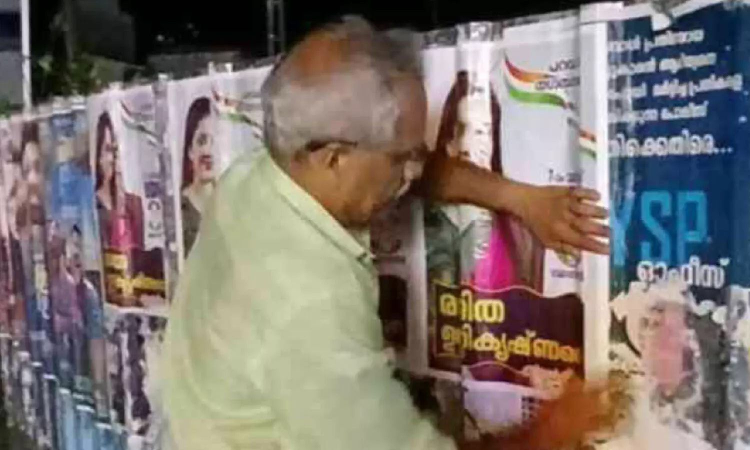 സ്ഥാനാർഥിയായ മകൾക്കുവേണ്ടി പോസ്റ്റർ ഒട്ടിക്കാൻ പിതാവ്
