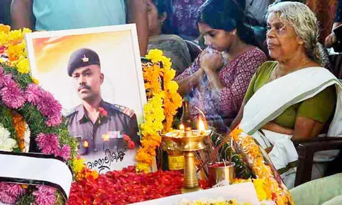 ധീരജവാന് വീരോചിത വിട; ക​ണ്ണീ​ർ​പൂ​ക്ക​ളു​മാ​യി നാ​ട്