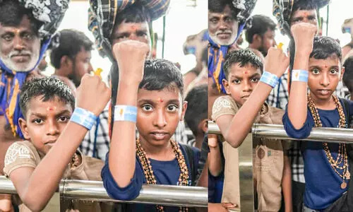 കു​ട്ടി​ക​ൾ​ക്ക് ക​രു​ത​ലാ​യി പോ​ലീ​സി​ന്‍റെ ആം ​ബാ​ൻ​ഡ്​​