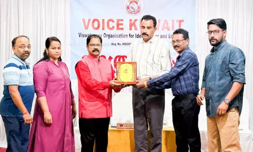 സി.​എ​ച്ച്. സ​ന്തോ​ഷി​ന് വോ​യ്സ് കു​വൈ​ത്ത് യാ​ത്ര​യ​യ​പ്പ്