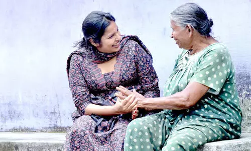 അവധിദിനം വീട്ടിലെത്തി വോട്ടുറപ്പിക്കാൻ സ്ഥാനാർഥികൾ