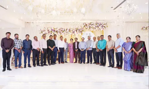 ടി.​ഐ. വ​ര്‍ഗീ​സി​നും കു​ടും​ബ​ത്തി​നും യാ​ത്ര​യ​യ​പ്പ് ന​ല്‍കി