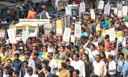 ‘ഒരു മാസത്തിനുള്ളിൽ ചെയ്തത് രണ്ട് വർഷത്തെ ജോലി’: കൊൽക്കത്ത നഗരത്തെ സ്തംഭിപ്പിച്ച് ബംഗാൾ ബി‌.എൽ.‌ഒമാരുടെ പ്രതിഷേധം